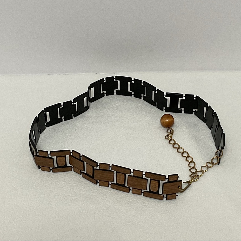 VINTAGE WOOD-TONE PLASTIC BELT WITH GOLDTONE CHAIN